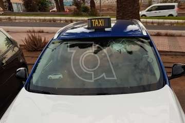 Una pedrada lanzada por unos niños rompe el parabrisas de un taxis en Jinámar/TA.